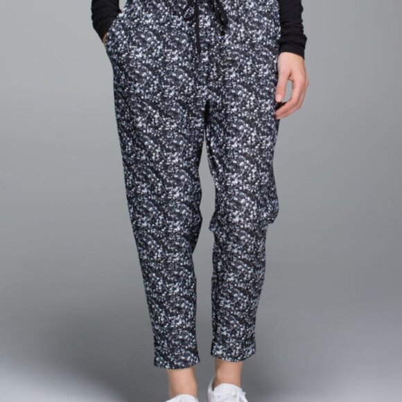 lululemon athletica Pants - Lululemon Jet Crop Shimmy Shimmer Black White Pants Size 10 Like New